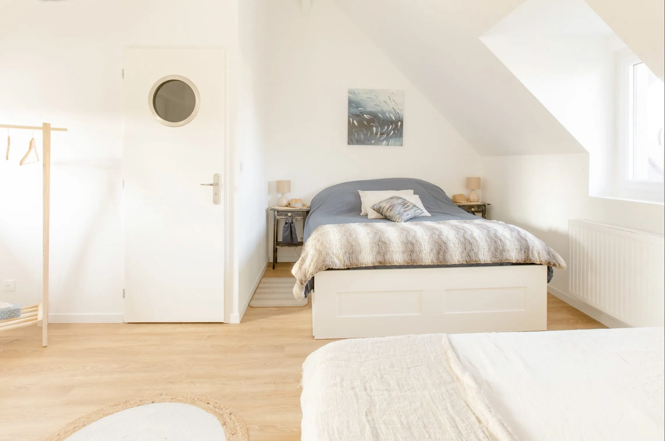 Chambre mansardée aux tons bleus et beiges