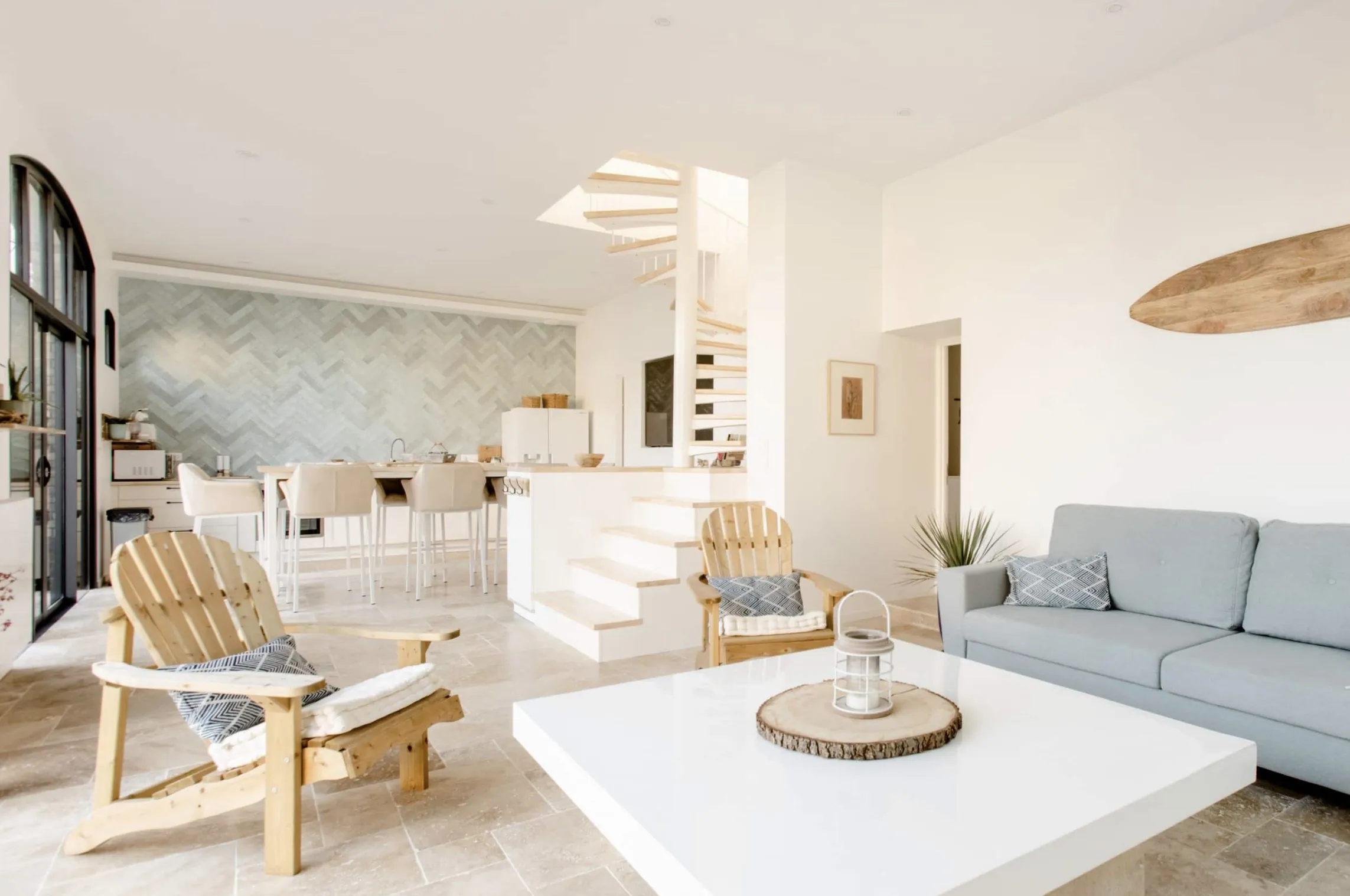 Salon contemporain avec escalier hélicoïdal et grandes baies vitrées