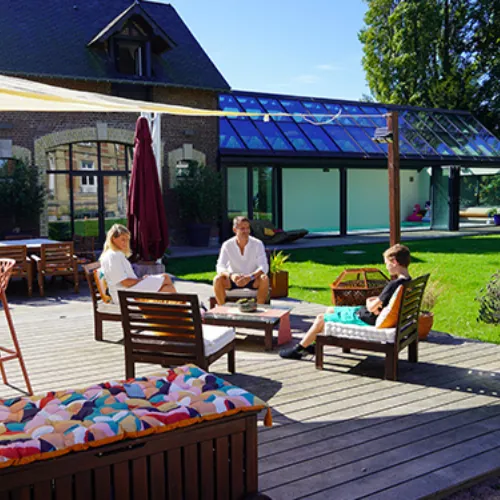 Terrasse extérieure conviviale au soleil